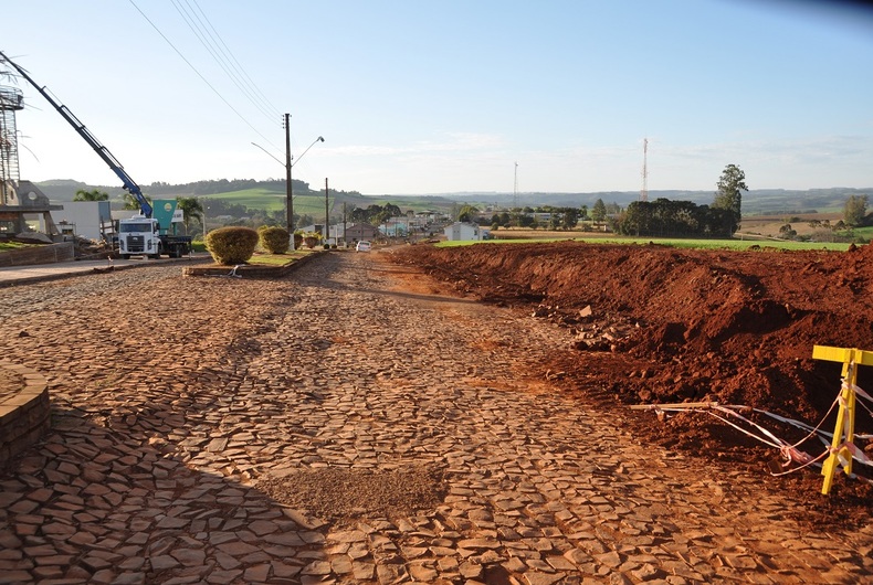 Prefeitura de Cruzaltense trabalha na infraestrutura da avenida que será asfaltada